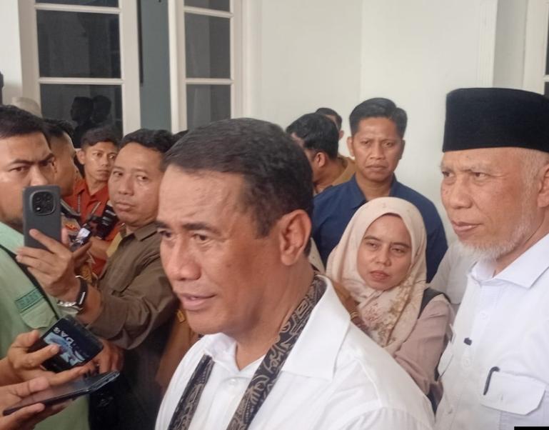 Mentan RI, Arman didampingi Gubernur Sumbar, Mahyeldi berikan keterangan kepada wartawan seusai rakor soal Gambir dengan bupati dan wali kota se Sumbar, di Padang, Selasa (16/9/2025). IST
