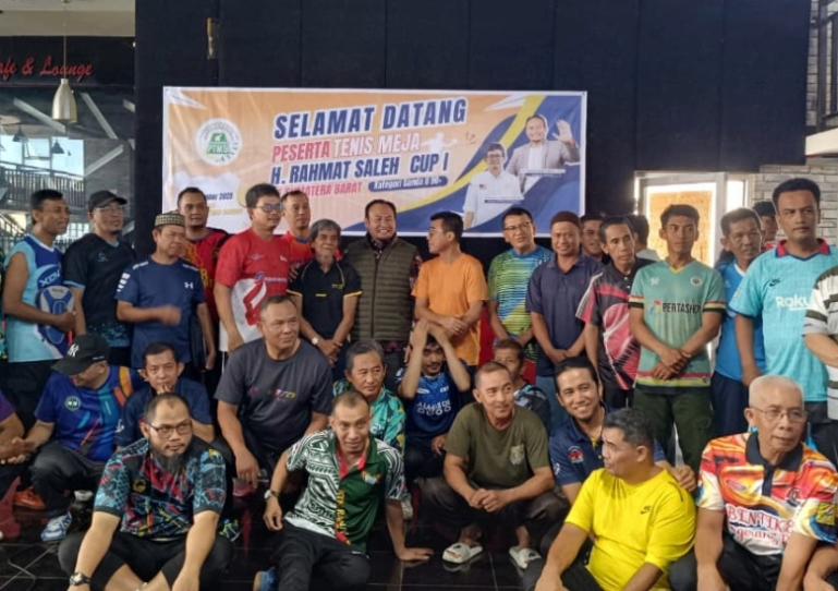 Anggota DPR RI, Rahmat Saleh bersama para peserta turnamen tenis meja memperebutkan Rahmat Saleh Cup I. IST