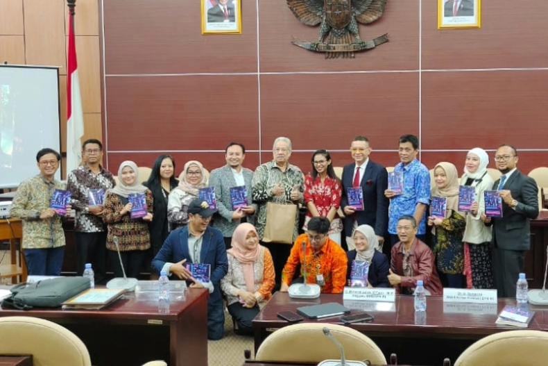 Anggota Komisi IV DPR RI Rahmat Saleh bersama para penulis saat peluncuran buku Prosumenesia: Transformasi Media Digital dalam Politik dan Demokrasi di Ruang GBHN, DPR, Kamis (11/9/2025). IST