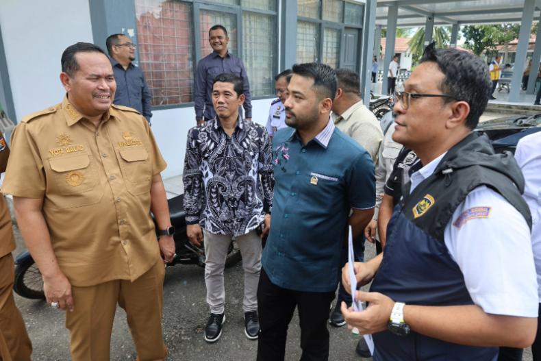 Anggota DPR RI Komisi V, Zigo Rolanda bersama Wali Kota Pariaman, Yota Balad melihat dari dekat kondisi Terminal Tipe A Jati, Selasa (30/9/2025). IST
