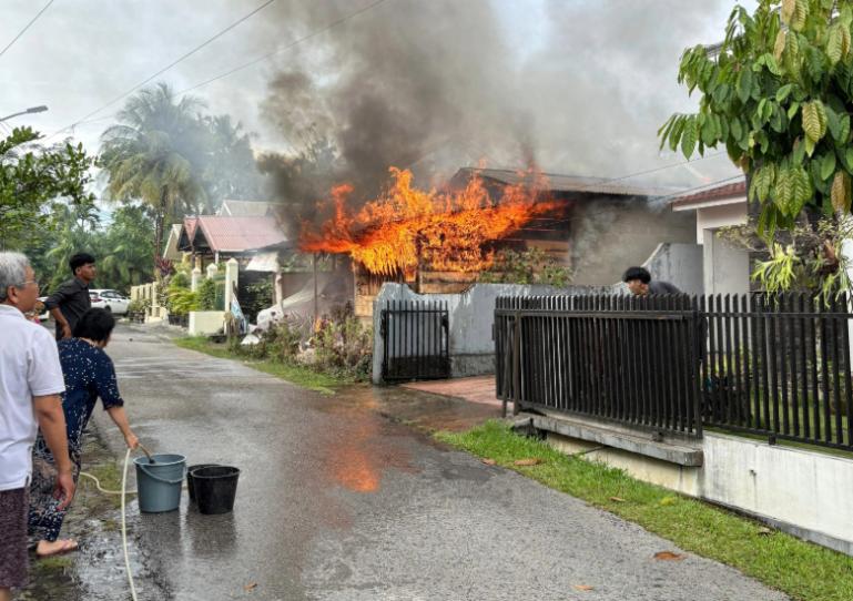 Suasana warga melihat kobaran api yang membakar salah satu unit rumah dan warung yang berada  di Komplek Perumahan Dosen (Perumdos) Unand, Jumat siang (5/9/2025). IST