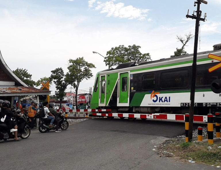 Salah satu perlintasan sebidang kereta api yang ada di Kota Padang. IST