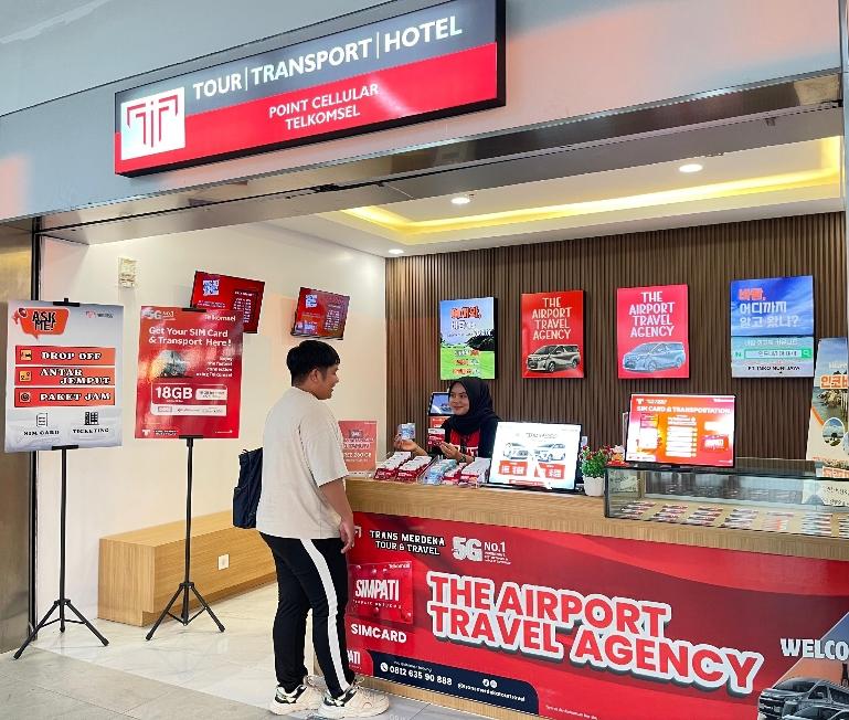 Telkomsel menghadirkan Point Cellular Telkomsel di Bandara Hang Nadim, Batam. Ini berkat kerja sama dengan Trans Merdeka Travel. IST