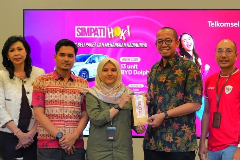Proses penngundian Grand Prize berupa mobil listrik BYD Dolphin dalam program undian SIMPATI HOKI. IST