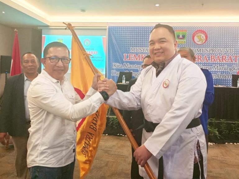 Wakil Ketua DPRD Sumbar, Nanda Satria menerima pataka Lemkari Sumbar setelah terpilih aklamasi jadi Ketua Pengprov Lemkari Sumbar, di Padang, Minggu (21/9/2025). IST