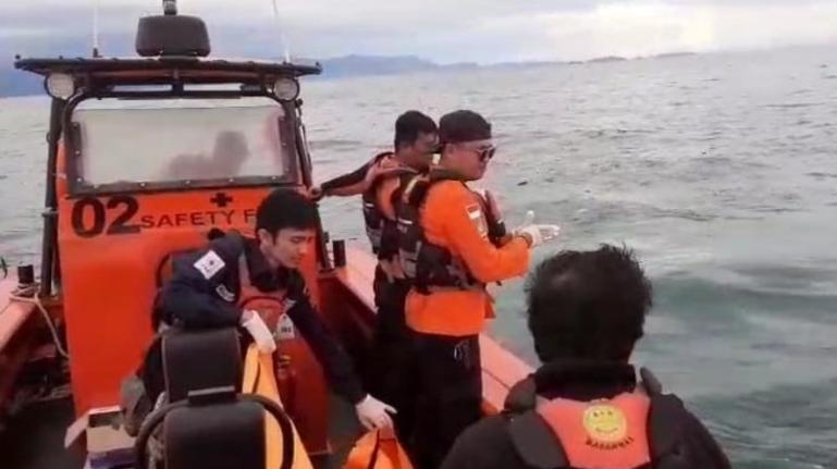 Terlihat tim SAR gabungan saat akan mengevaluasi korban terakhir dari tiga nelayan yang sempat dinyatakan hilang di perairan Pulau Pisang, Kota Padang. IST