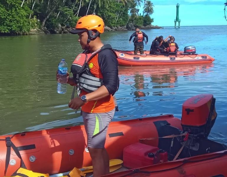 Senin pagi (15/9/2025), terlihat Tim SAR gabungan melanjutkan pencarian seorang lagi nelayan yang hilang di perairan Pulau Pisang. IST