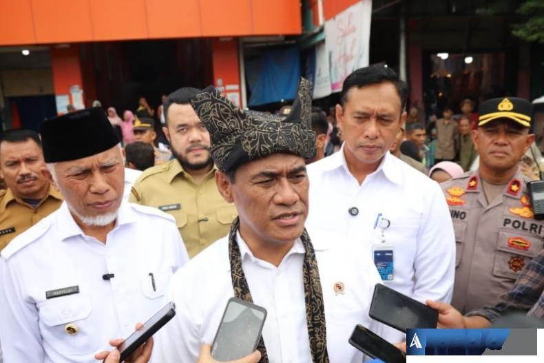 Mentan Amran didampingi Gubernur Sumbar Mahyeldi dan Wali Kota Padang, Fadly Amran saat kunjungi Pasar Lubuk Buaya, Padang, Selasa (16/9/2025). (dok : arunala.com)
