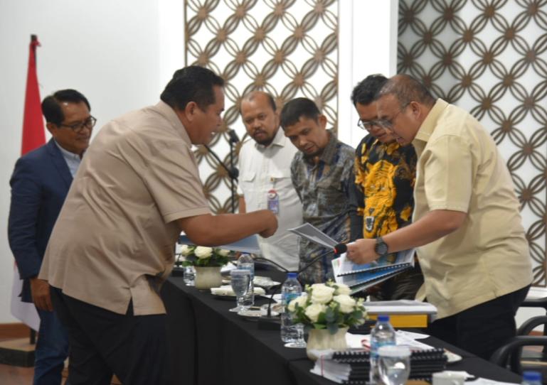Terlihat Wali Kota Pariaman, Yota Balad saat serahkan beberapa proposal pembangunan untuk Kota Pariaman, kepada Wakil Ketua Komisi VI DPR RI, Andre Rosiade, Sabtu (6/9/2025). IST