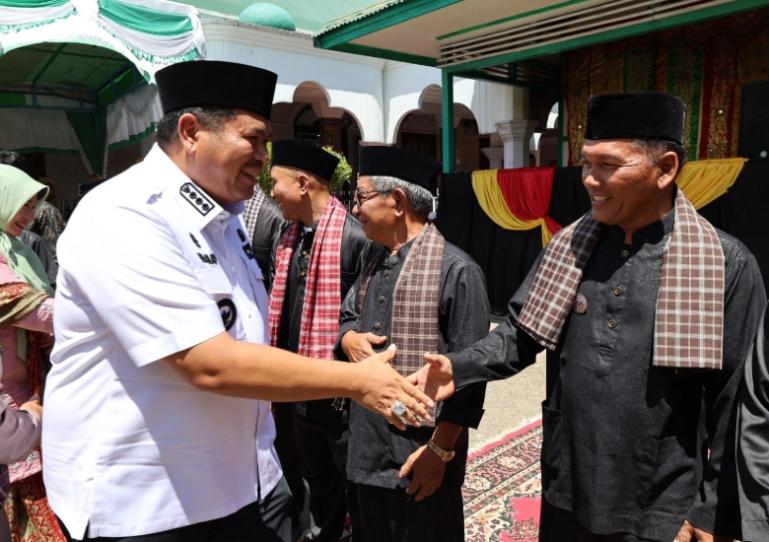 Wali Kota Pariaman, Yota Balad berikan ucapan selamat kepada pengurus KAN Pasa Piaman yang baru dikukuhkan, Rabu (3/9/2025). IST