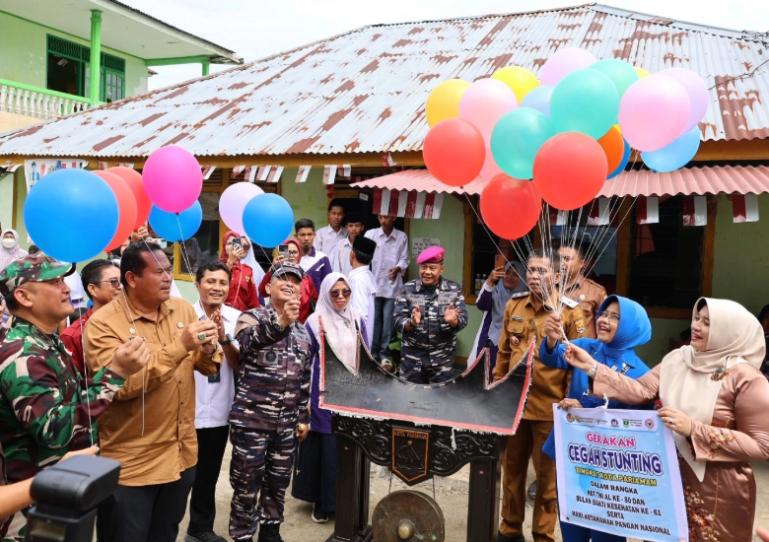Wali Kota Pariaman, Yota Balad bersama Komandan Koderal II Padang, Laksamana Muda TNI Sarimpunan Tanjung lepas balon di Pondok Pesantren Salafiyah Syekh Burhanudin Al Muhajirin, Desa Kampung Kandang, Kota Pariaman, Selasa (9/9/2025). IST