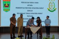 Bahas Penanganan Masalah Hukum, Pemprov Sumbar - Kajati Tekan MoU