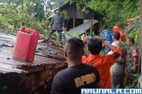 Cuaca Ekstrem di Padang, Tiga Rumah Warga Ditimpa Pohon