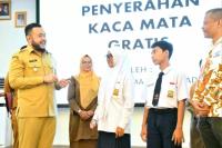 Gapopin Sumbar Serahkan 200 Kacamata untuk Siswa SMP Padang