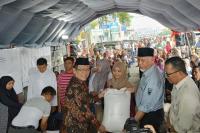 Korban Terdampak Kebakaran Pasar Payakumbuh Terima Bantuan Beras dari Gubernur