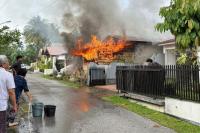 Rumah dan Warung di Komplek Perumdos Limau Manis Terbakar