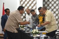 Wako Pariaman Serahkan Beberapa Proposal Pembangunan Kota ke Andre Rosiade