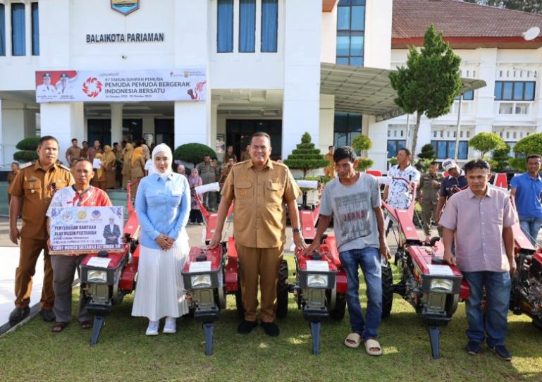 Anggota Komisi IV DPR RI, Cindy Monica Salsabila Setiawan disaksikan Wako dan Wawako Pariaman, Yota Balad - Mulyadi serahkan alsintan kepada 18 Poktan di Kota Pariaman, Senin (27/10/2025). IST