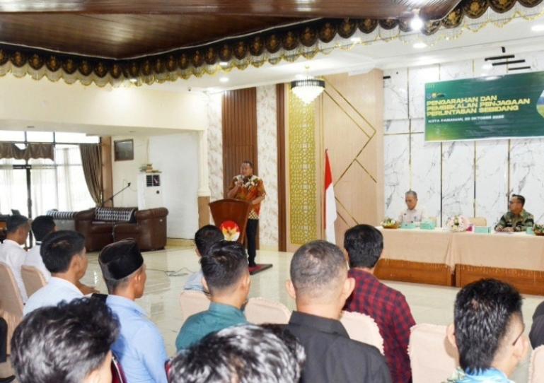 Wali Kota Pariaman Yota Balad beri arahan kepada 30 petugas jaga perlintasan KA sebidang saat ikuti pembekalan, Kamis (23/10/2025). IST