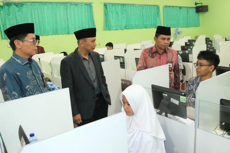 Sebanyak 619 siswa dari berbagai madrasah dan sekolah umum mengadu kecerdasan dalam Olimpiade Madrasah Indonesia Tingkat Sumbar, Kamis (2/10/2025). Humas Kemenag Sumbar