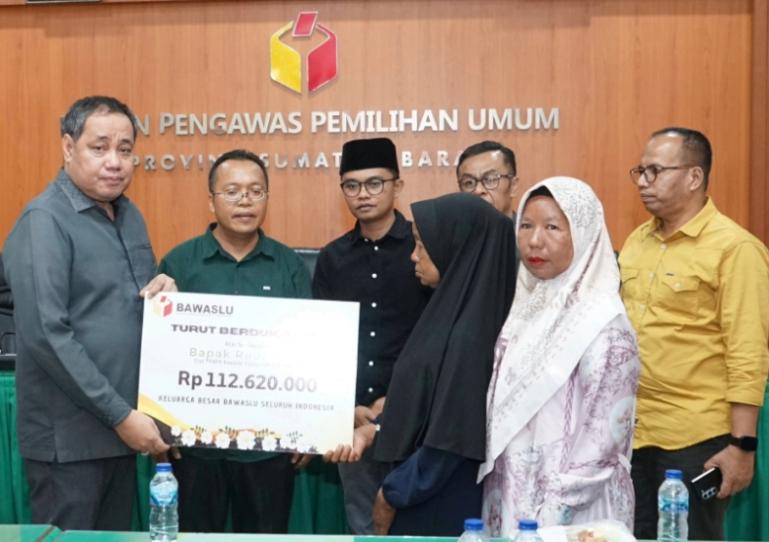 Anggota Bawaslu RI, Herwyn JH Malonda serahkan bantuan dana kerohiman kepada ahli waris almarhum Rudi Yanto, staf Sekretariat Bawaslu Kabupaten Dharmasraya, di Kantor Bawaslu Sumbar, Senin (6/10/2025). IST