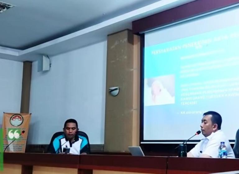 Kepala Dinas Dukcapil Kota Padang, Teddy Antonius bersama Camat Lubeg, Andi Amir saat gelar sosialisasi pentingnya Adminduk di kantor camat setempat, Rabu (8/10/2025). IST