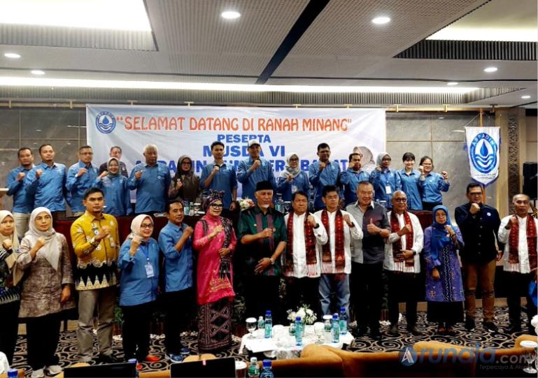 Kepengurusan DPD Aspadin Sumbar bersama Gubernur Mahyeldi saat pembukaan Musda ke-VI yang digelar di Padang, Kamis (9/10/2025). (dok : arunala.com)