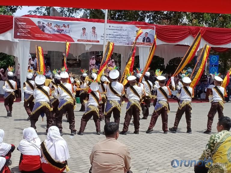 Penampilan Pocil dari SD 35 Pengambiran yang sempat memukau para tamu undangan saat pembukaan  lomba di halaman kantor Camat Lubeg, Selasa (28/10/2025). (dok : arunala.com) Penampilan Pocil dari SD 35 Pengambiran yang sempat memukau para tamu undangan saat pembukaan  lomba di halaman kantor Camat Lubeg, Selasa (28/10/2025). (dok : arunala.com)