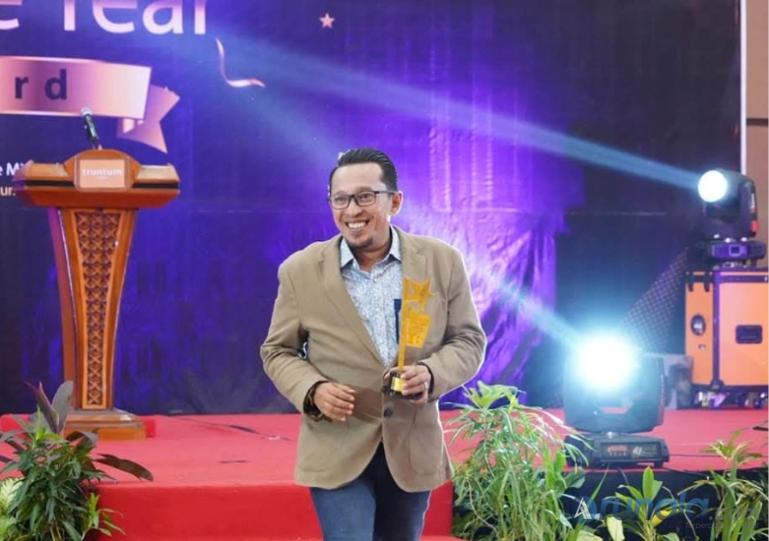 Bupati Tanahdatar, Eka Putra saat menerima Anugerah KI Sumbar Award beberapa waktu lalu. IST