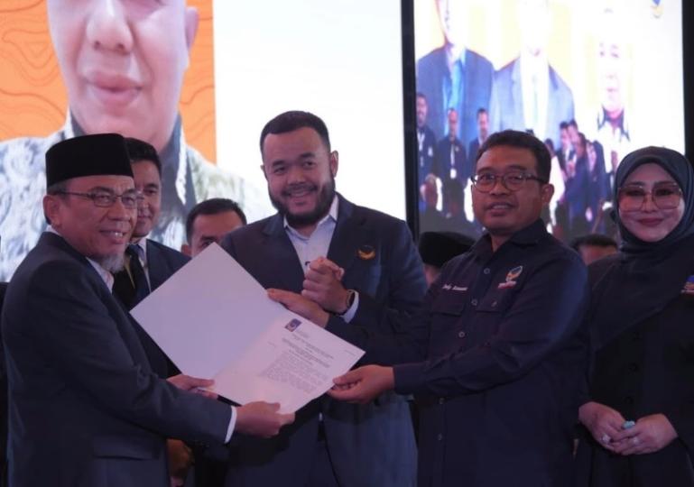 Maigus Nasir menerima SK menjadi Ketua DPD Partai NasDem Kota Padang dari pengurus DPP disaksikan Ketua DPW NasDem Sumbar, Fadly Amran, di Padang, Minggu (5/10/2025). IST