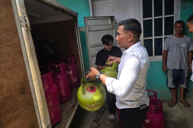 Petugas dari Ditreskrimsus Polda Sumbar menyita gas elpigi tabungan yang dioplos pada salah satu rumah di Kota Padang, Rabu (1/10-2025) kemarin. IST