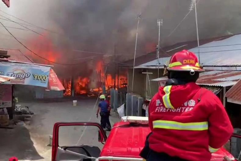 BPBD Padang mendirikan tenda buat pengungsian warga rumah ludes terbakar di Pemancungan, Kelurahan Pasa Gadang, Padang Selatan, Kamis (9/10/2025). IST