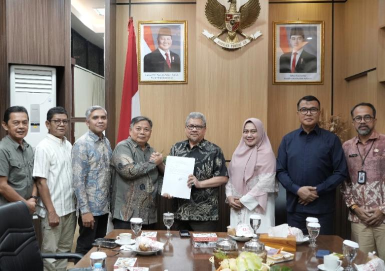Tim seleksi calon komisioner KPID Sumbar serahkan hasil psikotes tes calon komisioner KPID Sumbar periode 2025-2028 kepada Ketua DPRD Sumbar, Muhidi, Kamis (2/10/2025). IST