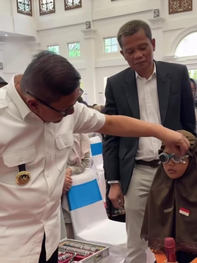 Seorang pelajar menjalani pemeriksaan kesehatan mata disaksikan oleh Wali Kota Bukittinggi Ramlan Nurmatias dan Ketua Gapopin Sumbar Indra Yunaidi, Kamis (9/10/2025). IST