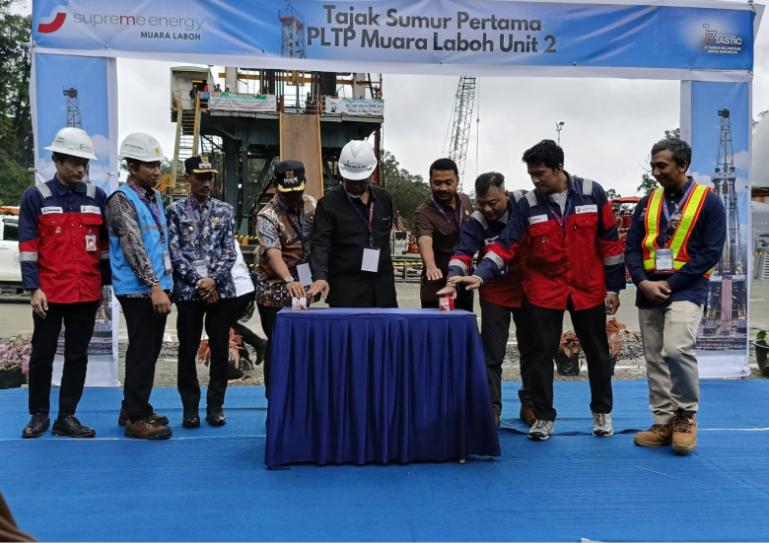 Gubernur Mahyeldi bersama bersama perwakilan pemerintah pusat, daerah, dan manajemen PT Supreme Energy menandakan peresmian Tajak Sumur Pertama PLTP Muara Laboh Unit-2 di Solsel, Kamis (16/10/2025). IST