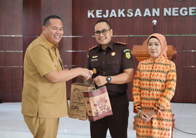 Wako Yota Balad hadiri prosesi pengantar alih tugas Kejari Pariaman yang lama Bagus Priyonggo di di aula Kejari Pariaman, Senin (27/10/2025). IST