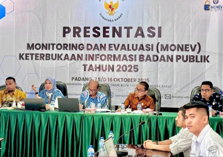 Tim dari KI Sumbar dan juri menilai hasil presentasi badan publik yang ada di Sumbar, Selasa (7/10/2025). IST