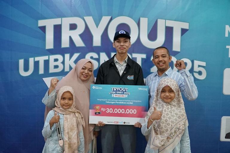 Abinsya Akbar Ramadhan bersama orangtua usai menerima penghargaan atas prestasinya sebagai salah satu peraih nilai tertinggi Tryout UTBK SNBT 2025 Ilmupedia Telkomsel, Juli 2025 lalu. IST Abinsya Akbar Ramadhan bersama orangtua usai menerima penghargaan atas prestasinya sebagai salah satu peraih nilai tertinggi Tryout UTBK SNBT 2025 Ilmupedia Telkomsel, Juli 2025 lalu. IST
