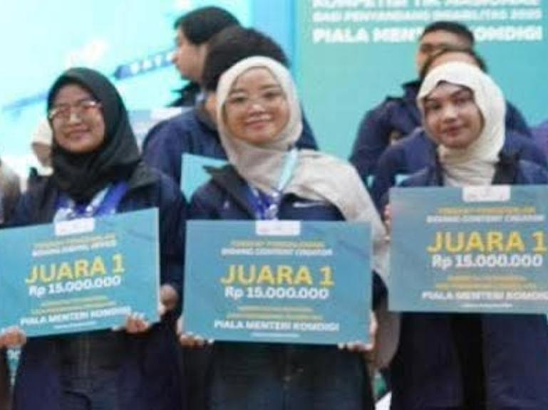 Penyandang Disabilitas rungu asal Kota Padanganjang, Indah Tri Wahyuni, saat menerima hadiah usai menjuarai Kompetisi Teknologi Informasi dan Komunikasi (TIK) bagi Penyandang Disabilitas 2025. IST