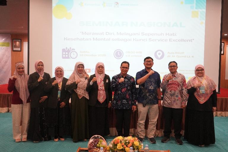 Foto bersama pengurus Apkesmi Sumbar, Dirut RSUP Dr. M. Djamil Dr. dr. Dovy Djanas, Sp.OG, KFM, MARS, FISQua, dan narasumber seminar nasional. Humas RSUP Dr M Djamil