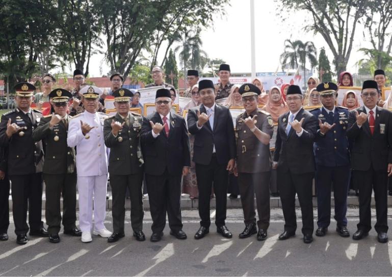Ketua DPRD Sumbar, Muhidi bersama Wagub Vasko Ruseimy dan Forkopimda sesusai upacara peringatan Sumpah Pemuda ke-97, di halaman Kantor Gubernur Sumbar, Selasa (28/10/2025). IST Ketua DPRD Sumbar, Muhidi bersama Wagub Vasko Ruseimy dan Forkopimda sesusai upacara peringatan Sumpah Pemuda ke-97, di halaman Kantor Gubernur Sumbar, Selasa (28/10/2025). IST