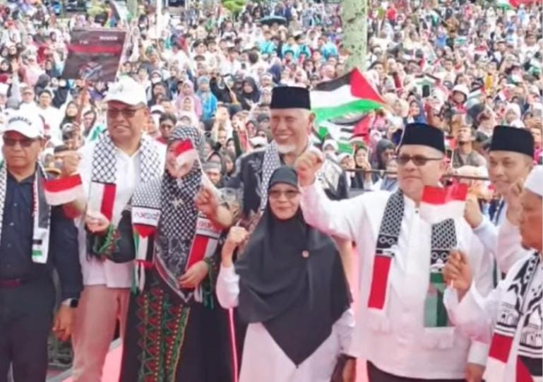 Ketua DPRD Sumbar, Muhidi bersama Gubernur Mahyeldi dan masyarakat gelar aksi damai dukung kemerdekaan Palestina, Minggu (19/10/2025). IST