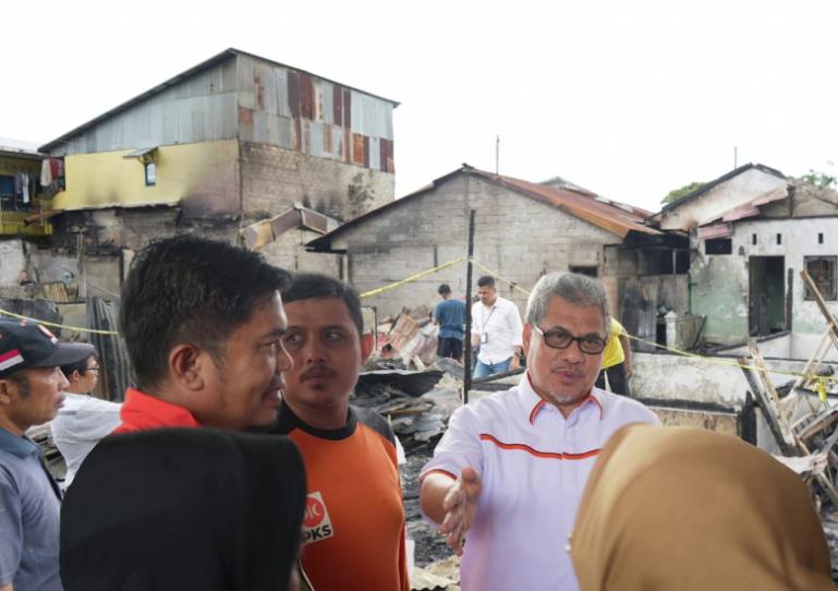 Ketua DPRD Sumbar, Muhidi saat mengunjungi korban kebakaran yang terjadi di Pemancungan, Padang Selatan, Minggu (12/10/2025). IST