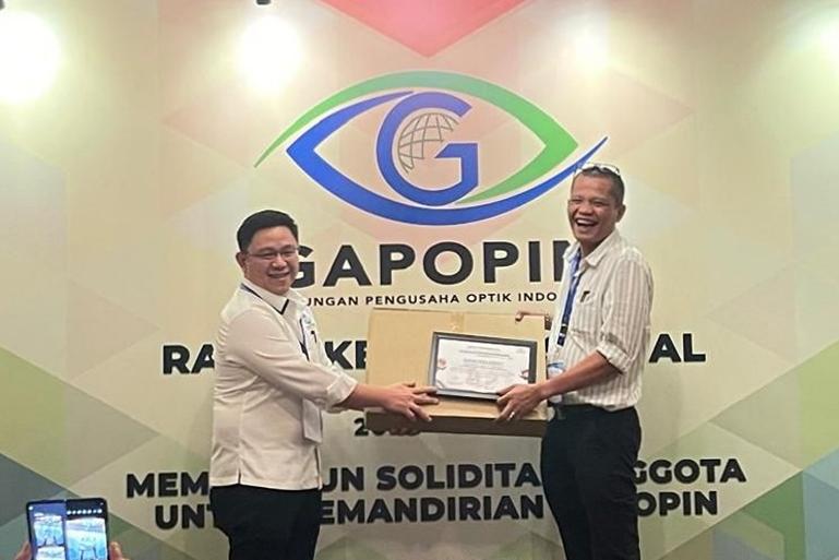 Ketua GAPOPIN Sumbar, Indra Yunaidi menerima penghargaan dalam Rapat Kerja Nasional (Rakernas) GAPOPIN yang berlangsung pada 27-31 Oktober 2025 di Hotel Shangri-la, Jakarta. IST Ketua GAPOPIN Sumbar, Indra Yunaidi menerima penghargaan dalam Rapat Kerja Nasional (Rakernas) GAPOPIN yang berlangsung pada 27-31 Oktober 2025 di Hotel Shangri-la, Jakarta. IST