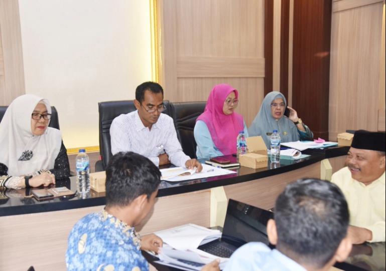 Ketua TPPS Kota Pariaman, Adi Junaidi bersama anggota tim ikuti zoom meeting penilai kinerja pelaksanaan penurunan stunting dengan tim penilai dari provinsi, Rabu (1/10/2025). IST