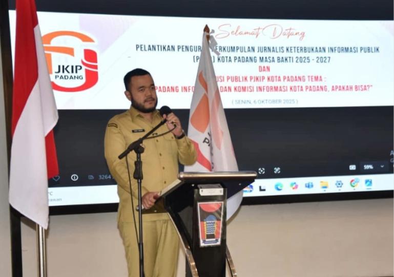 Wali Kota Fadly Amran berikan sambutan saat pelantikan pengurus PJKIP Kota Padang, Senin (6/10/2025). IST