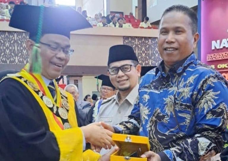 Rektor UNP, Krismadinata, Ph.D, serahkan penghargaan kepada Wawako Pariaman, Mulyadi pada Dies Natalis UNP ke-71, yang digelar di auditorium kampus tersebut, Kamis (23/10/2025). IST