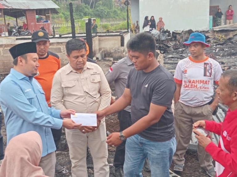 Anggota Komisi IV DPR RI Fraksi PKS, Rahmat Saleh saat serahkan bantuan kepada warga yang rumahnya terbakar di Pemancungan, Padang Selatan, Minggu (12/10/2025). IST