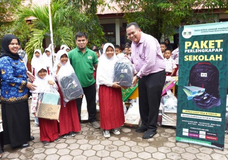 Wako Yota Balad didampingi Dirut LAZIS MUM Padang, Elfiyon Tanjung secara simbolis serahkan bantuan perlengkapan sekolah pada siswa di SDN 06 Pungguang Ladiang, Rabu (17/9/2025). IST