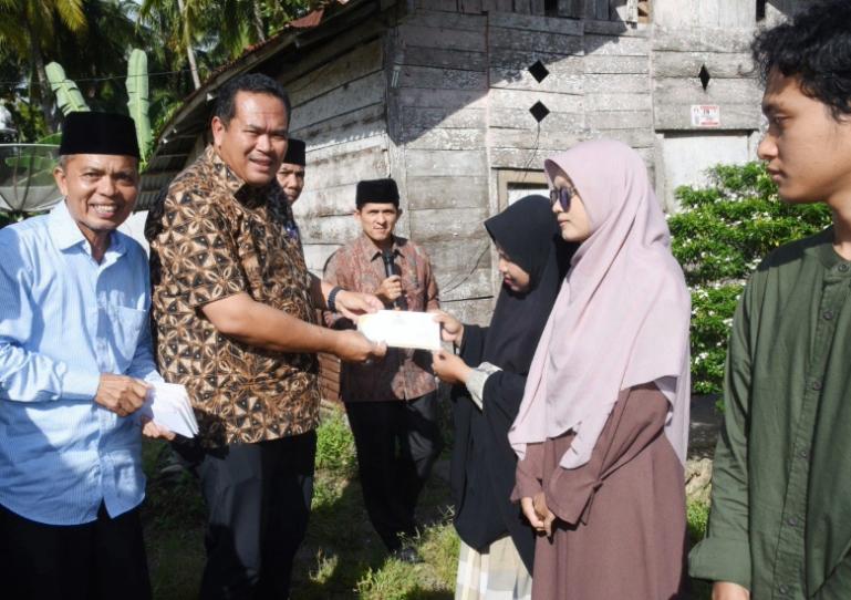 Wali Kota Yota Balad saat serahkan bantuan kepada lima calon mahasiswa asal Kota Pariaman yang diterima kulian di Arab Saudi, Kamis (11/9/2025). IST